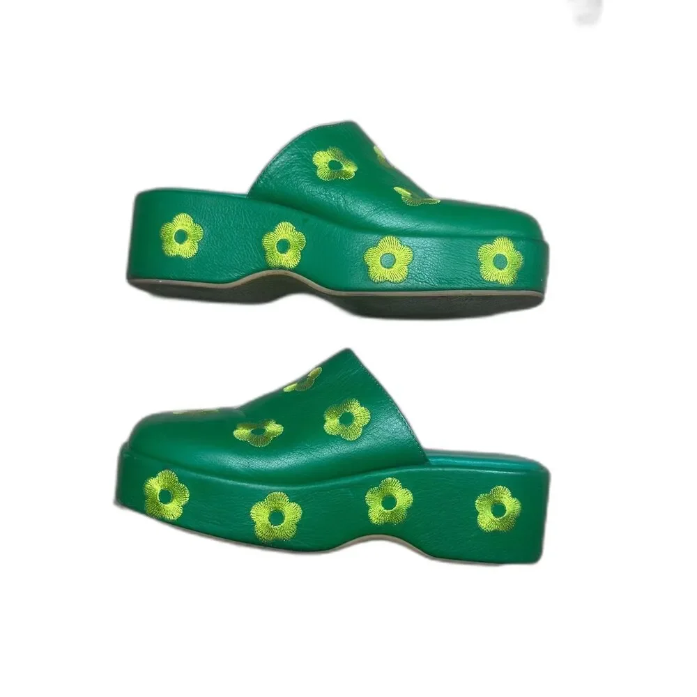 Lisa Says Gah Dakota Women's Clogs Green Leather Yellow Stitched Flowers